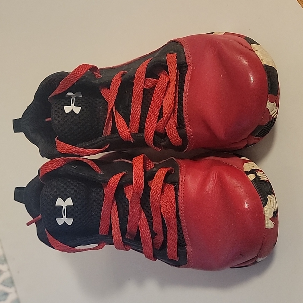 Under armor boys shoes size 3Y
